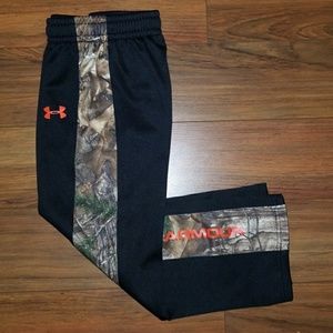 Under Armour "Real Tree" boys size 7 sweats